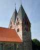 Turm mit Zwillingshelmen der Kirche Lugau